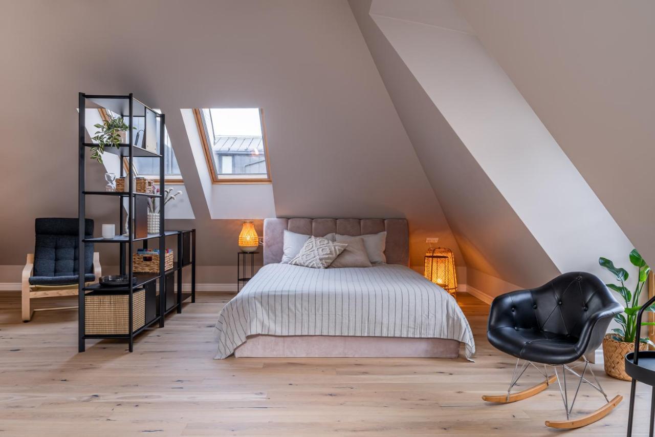 Cozy Spacious Loft! Great For Longer Stays! Huoneisto